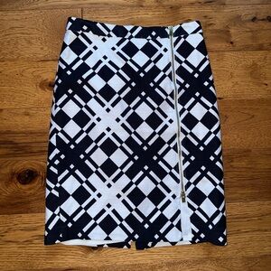 Talbots Black And White Patterned Front Zip Pencil Skirt Size 2P